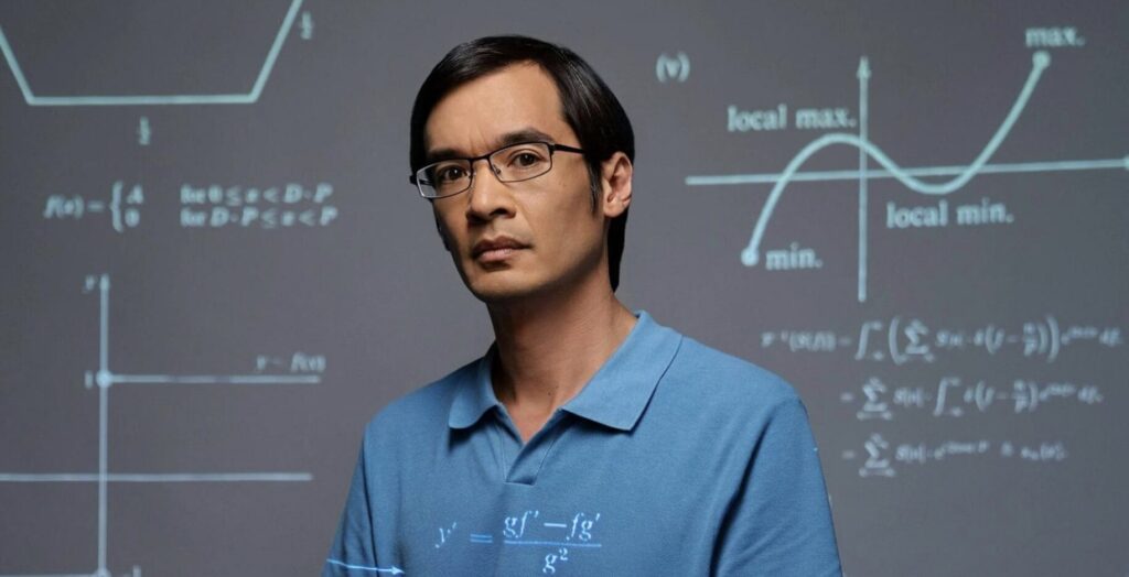 Terence Tao matemático ganador de la Medalla Fields frente a una pizarra con ecuaciones y gráficos