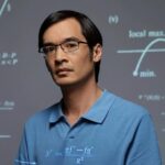 Terence Tao matemático ganador de la Medalla Fields frente a una pizarra con ecuaciones y gráficos